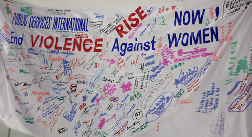 Les délégués au Congrès signent pour mettre fin à la violence à l'égard des femmes