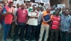 El camarada Ayuba Wabba, presidente de NLC, y otros dirigentes sindicales montaron piquetes frente al Ministerio de Salud de Abuja. 