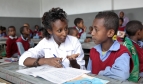 Photo: Enseignante et étudiant. Creative Commons - Global Partnership for Education