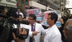 El Decano Nacional, Dr. César Palomino Colina, denuncia ante la prensa la agresión sufrida por el Dr. Fredy Escobedo, quien fue impactado en el rostro por un varazo de la policía.