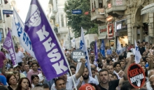 des manifestants en Turquie portant un drapeau de l'organisation KESK