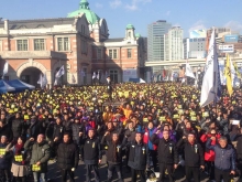Many people participating in a rally in front of Seoul station