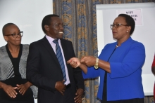 Sicily Kariuk, Secretaria del Gabinete de Salud, y James Wambugu, presidente del panel de expertos. Fotografía: Ministerio de Salud de Kenia