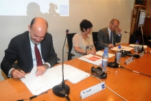 Rosa Pavanelli PSI General Secretary signs the agreement