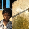 Niña cerca de una fuente de agua en Nepal, foto por niOS